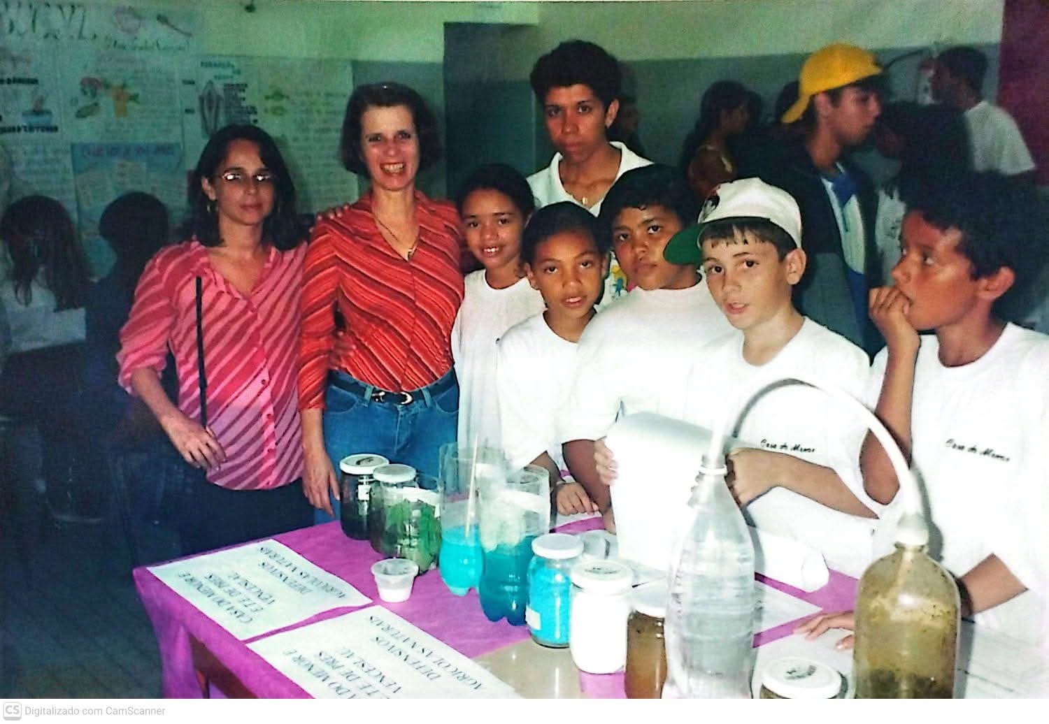 Crianças e voluntárias em atividade educativa na CAICA, foto de arquivo